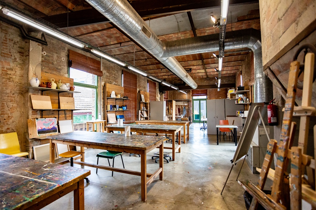 Interior de l'Escola Municipal d'Art de Celrà | © Martí Navarro