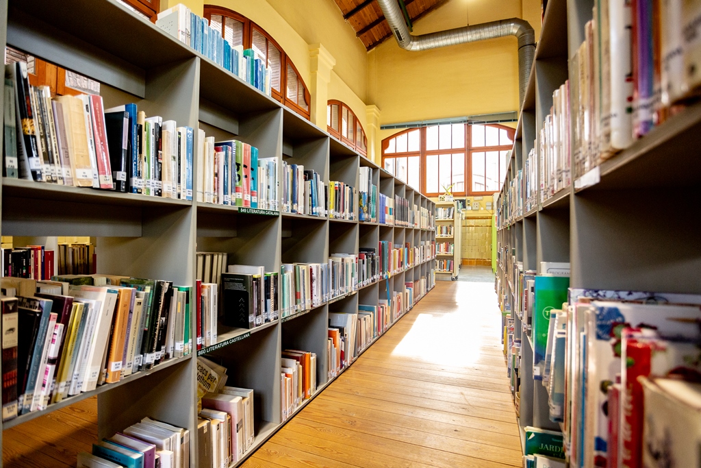 Prestatges de la Biblioteca Municipal de Celrà | © Martí Navarro