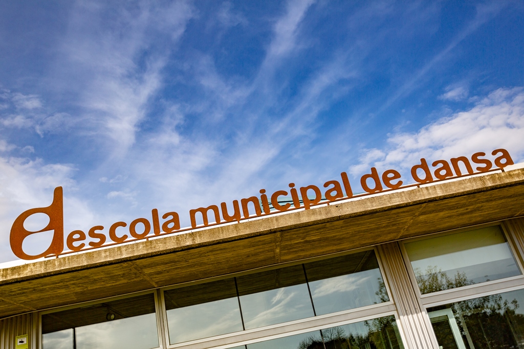 Façana de l'Escola Municipal de Dansa de Celrà | © Martí Navarro