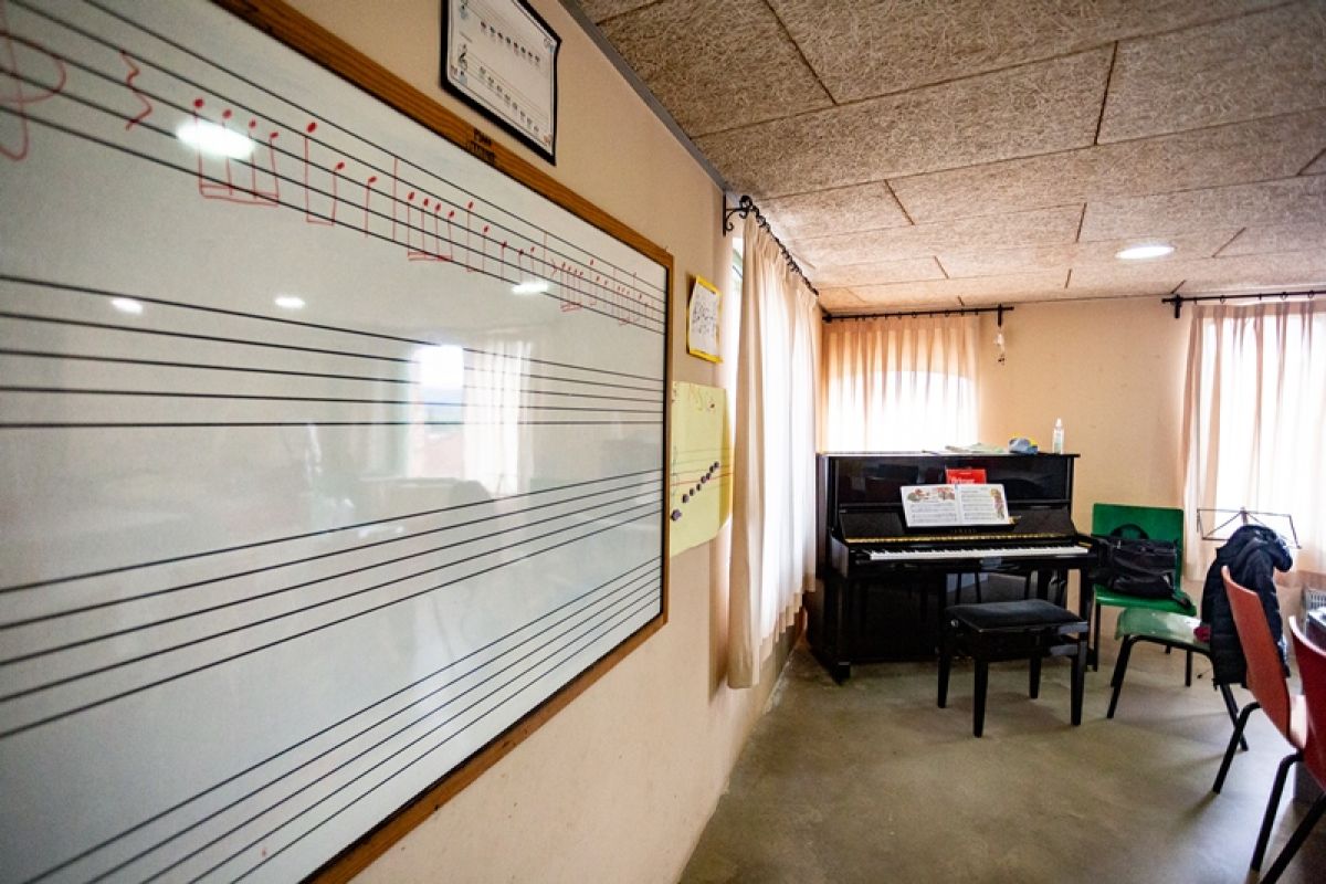 Interior Escola Municipal de Música de Celrà | © Martí Navarro